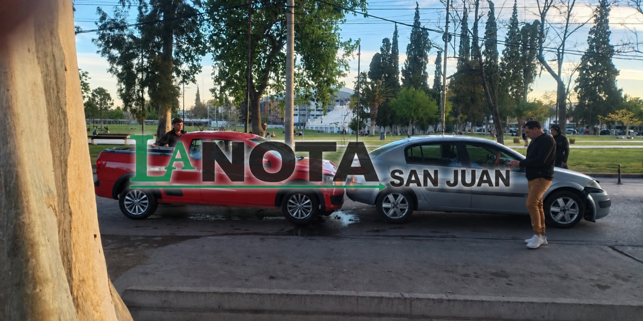 Choque frente al Parque de Mayo: una Saveiro terminó contra un Renault