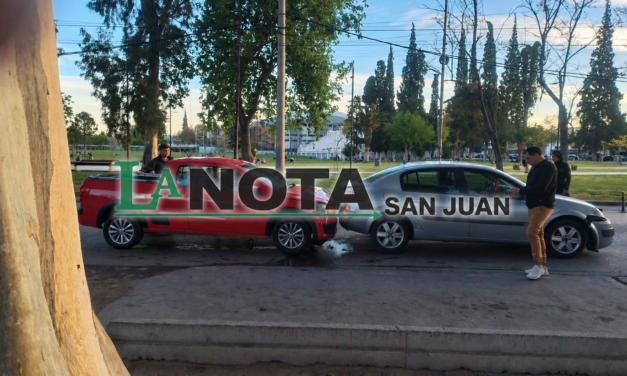 Choque frente al Parque de Mayo: una Saveiro terminó contra un Renault