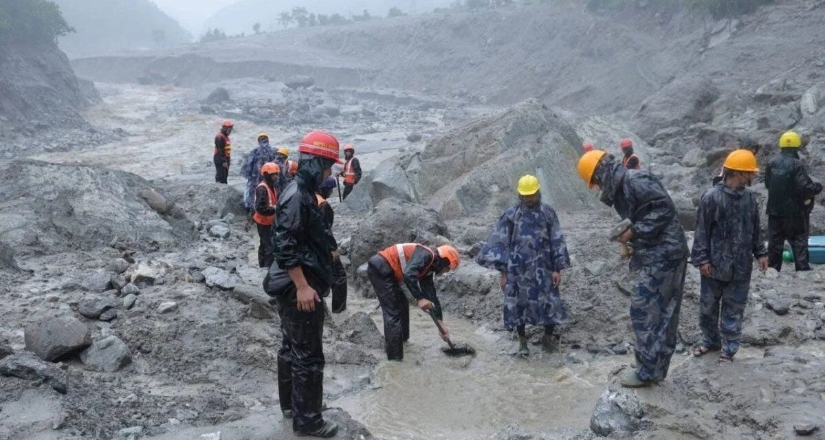 Rescatan con vida a dos trabajadores tras diez días bajo tierra