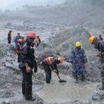 rescatan con vida a dos trabajadores tras diez días bajo tierra