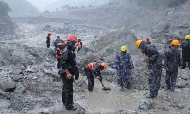Rescatan con vida a dos trabajadores tras diez días bajo tierra