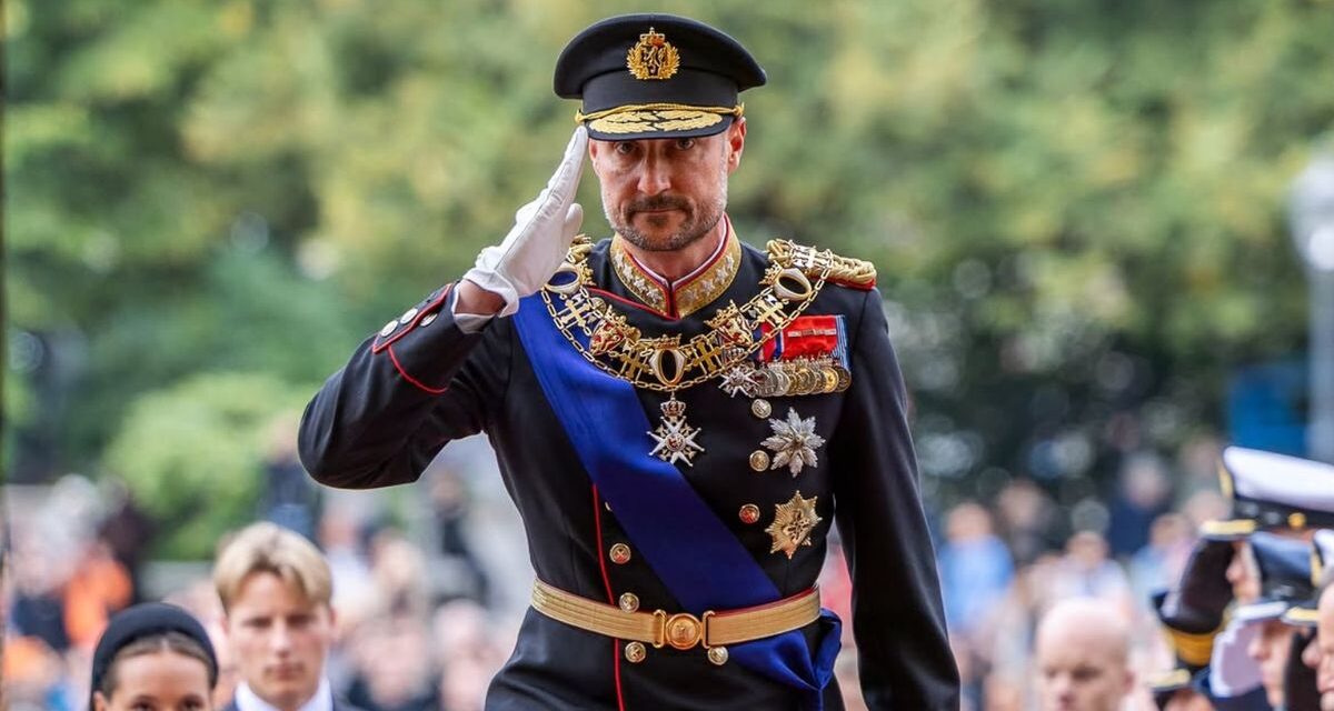 Haakon VIII juró como rey de Noruega sin la reina Mette Marit a su lado
