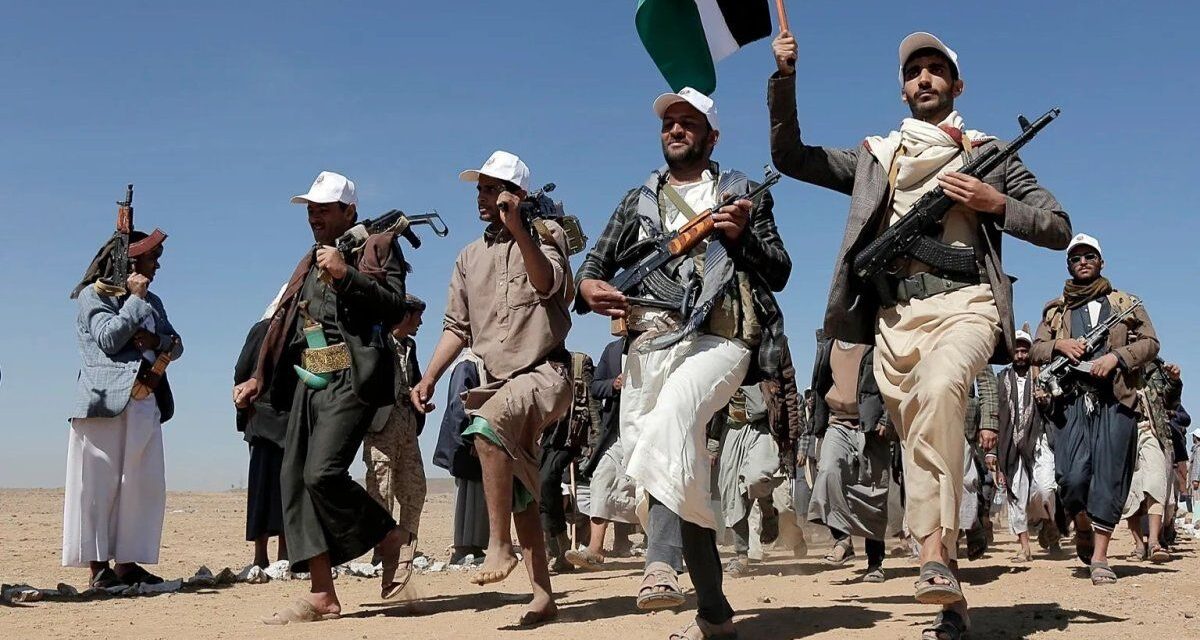La escalada en Yemen ya desplazó a más de 100.000 personas mientras los hutíes profundizan su avance
