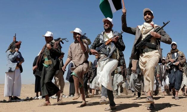 La escalada en Yemen ya desplazó a más de 100.000 personas mientras los hutíes profundizan su avance
