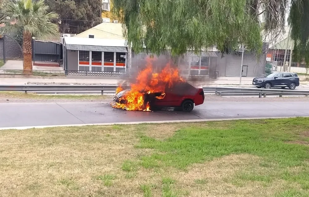 Un auto comenzó a incendiarse cuando ingresaba a la Circunvalación y tuvieron que intervenir los bomberos