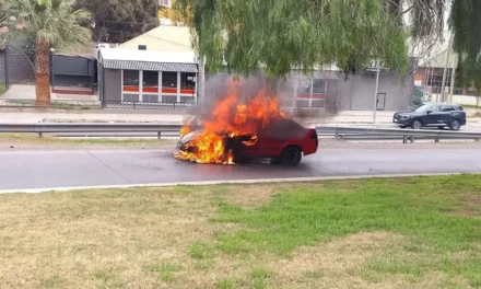Un auto comenzó a incendiarse cuando ingresaba a la Circunvalación y tuvieron que intervenir los bomberos