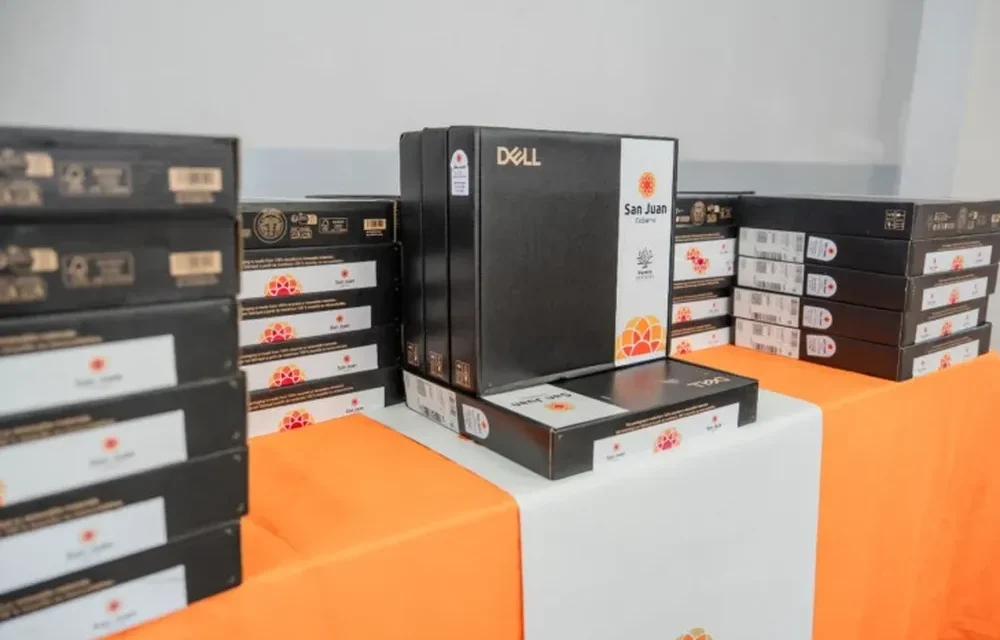 Educación prepara la entrega de computadoras para todos los estudiantes secundarios