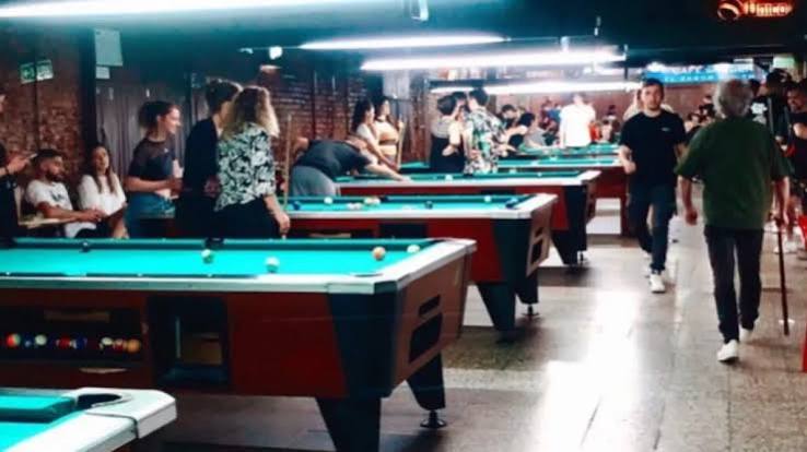Fue al pool, amenazó al dueño y terminó detenido tras destrozar un móvil policial