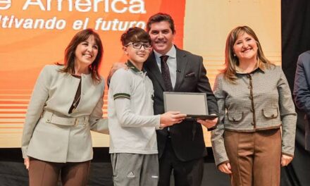 Orrego continúa con la entrega de computadoras y hoy llega a alumnos de cuatro departamentos