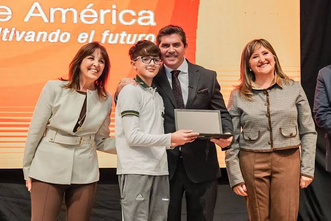 Orrego continúa con la entrega de computadoras y hoy llega a alumnos de cuatro departamentos