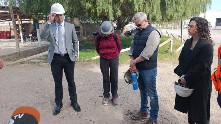 Tensión en una planta de Chimbas durante la inspección0 por el de por las cenizas mineras