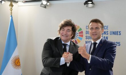 Javier Milei viaja a París para reunirse con Emmanuel Macron y buscar inversiones