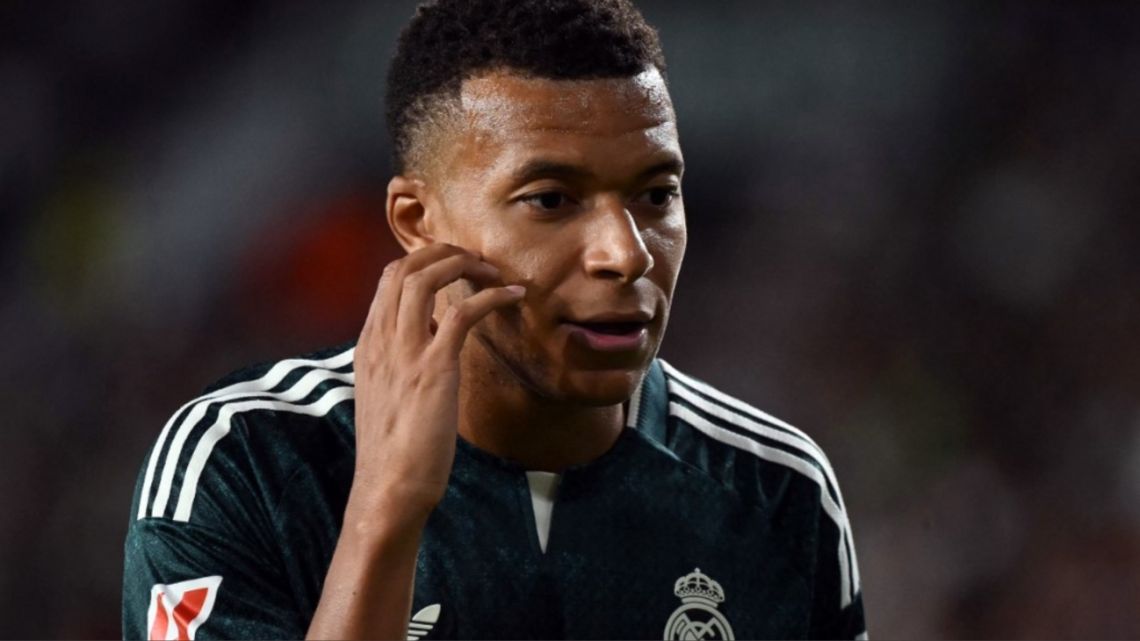 Kylian Mbappé fue duramente criticado por la derecha española tras explicar su gesto con la camiseta de Ceuta
