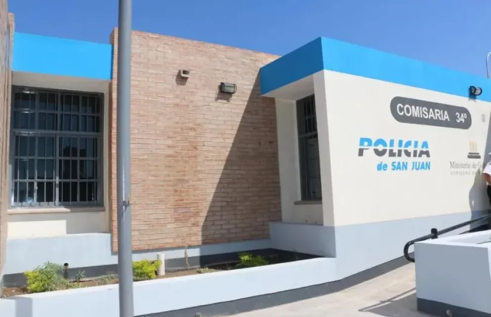 Una policía embarazada de seis meses fue baleada dentro de una comisaría