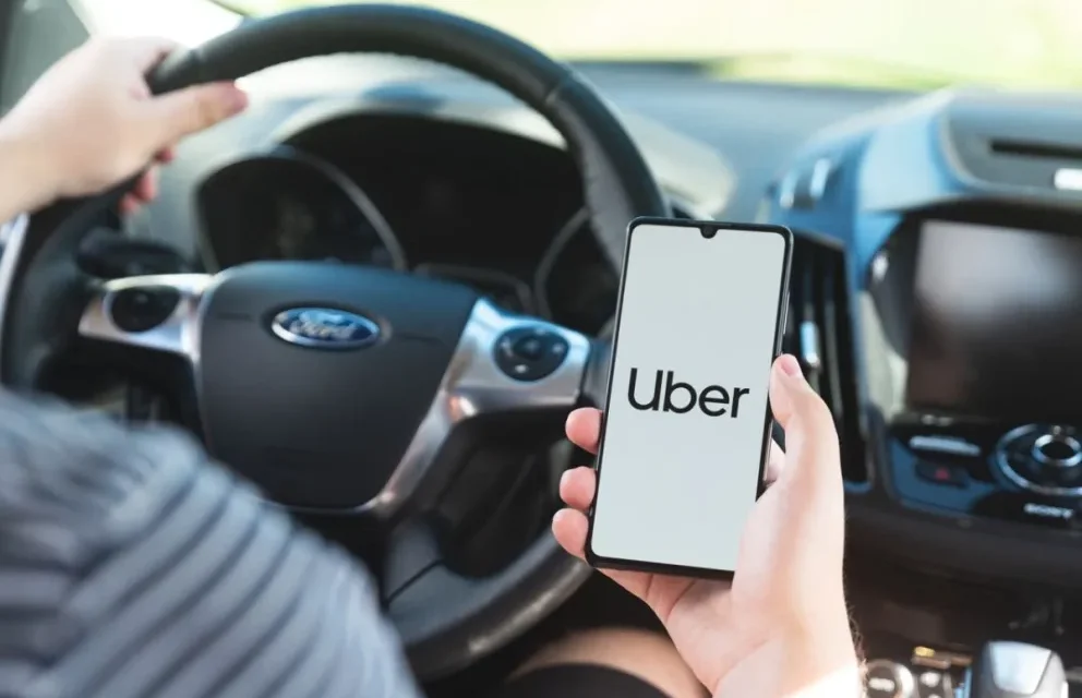 Tomó un Uber, amenazó a la conductora y le robó el celular