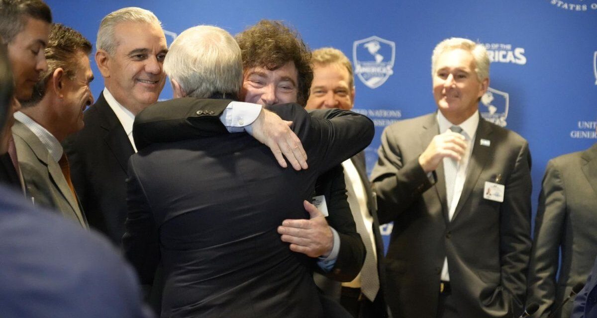 Javier Milei coincidió con Donald Trump en la cumbre del Escudo de las Américas pero no hubo foto