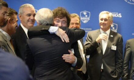 Javier Milei coincidió con Donald Trump en la cumbre del Escudo de las Américas pero no hubo foto