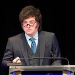Antes de viajar a París, Javier Milei invitó a inversores a llenarse los bolsillos en la Argentina