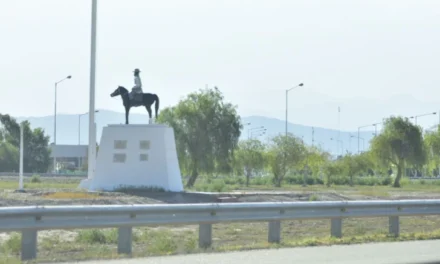 Último momento: accidente entre una moto y un auto en el cruce del Monumento al Gaucho