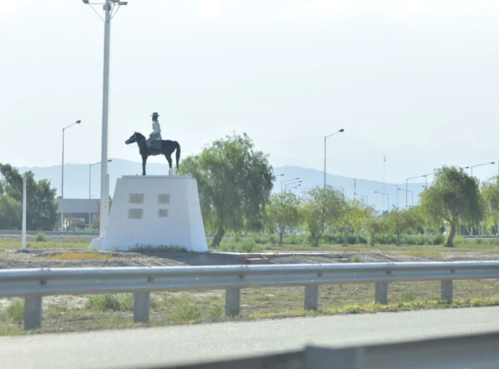 Último momento: accidente entre una moto y un auto en el cruce del Monumento al Gaucho