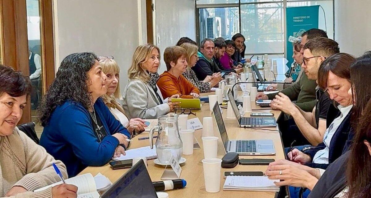 Gremios docentes y estatales reclaman al Gobierno bonaerense reabrir las paritarias