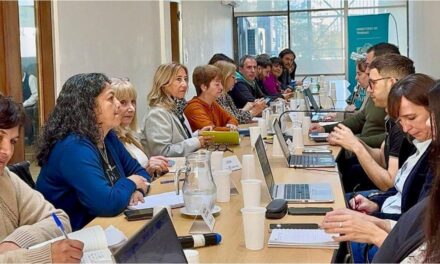 Gremios docentes y estatales reclaman al Gobierno bonaerense reabrir las paritarias