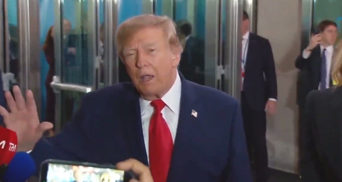Donald Trump protagonizó un tenso cruce con una periodista de CNN