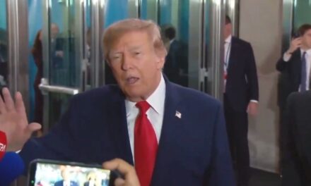 Donald Trump protagonizó un tenso cruce con una periodista de CNN