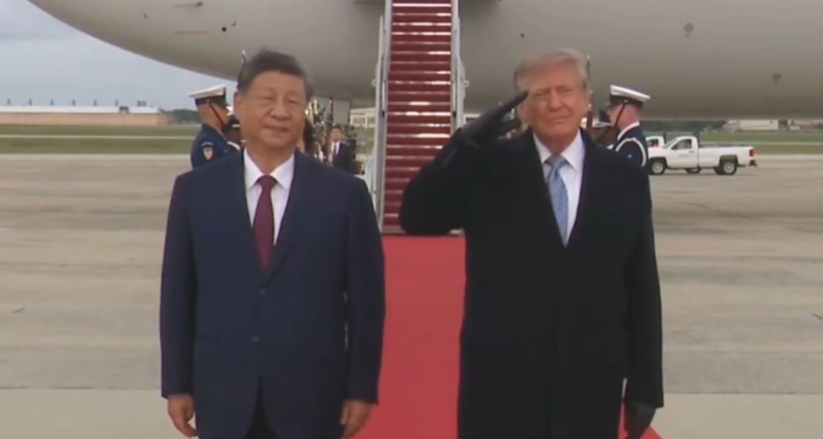Alfombra roja y bienvenida en la pista de aterrizaje