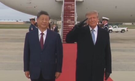 Alfombra roja y bienvenida en la pista de aterrizaje