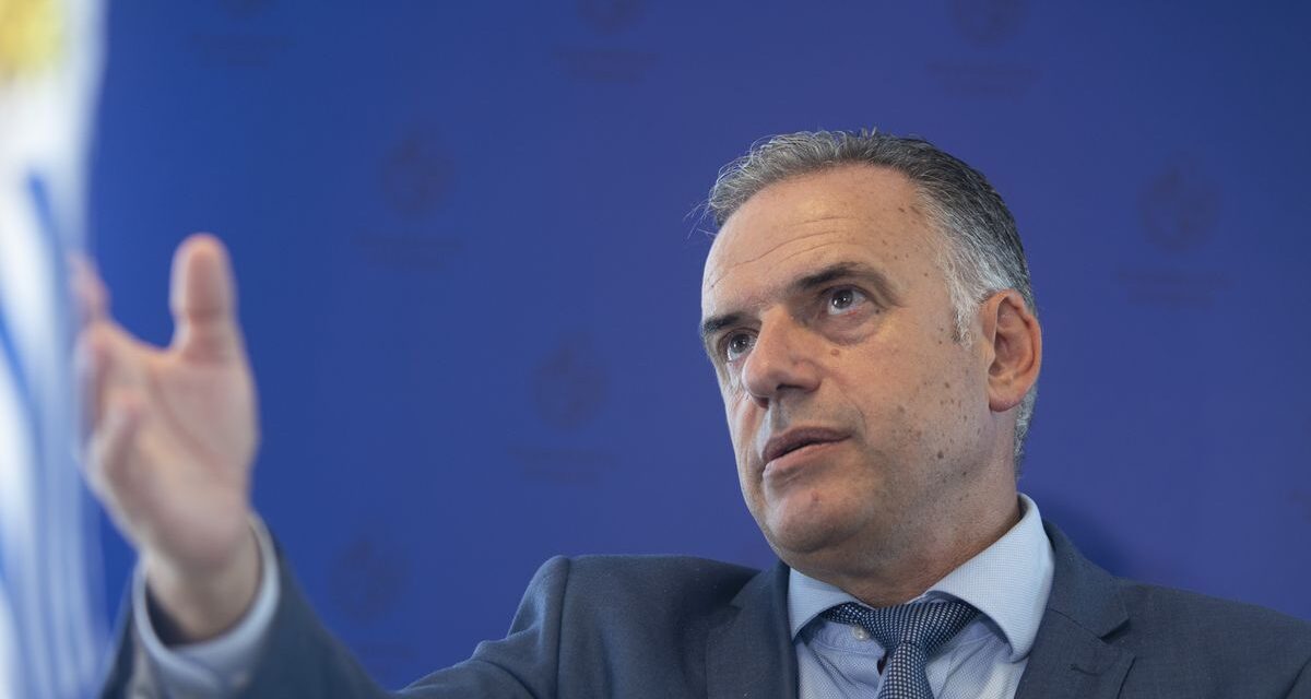 Es una noticia falsa, sentenció Yamandú Orsi sobre el cable submarino entre Malvinas y Montevideo