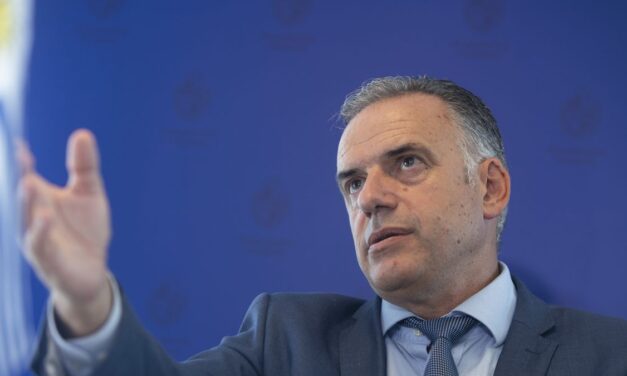 Es una noticia falsa, sentenció Yamandú Orsi sobre el cable submarino entre Malvinas y Montevideo