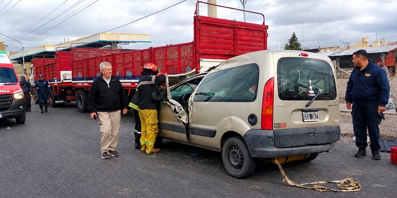Tres personas quedaron atrapadas en una camioneta tras chocar contra un camión en Chimbas