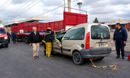 Tres personas quedaron atrapadas en una camioneta tras chocar contra un camión en Chimbas