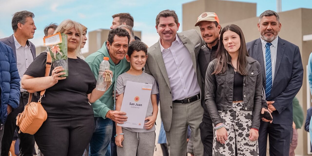 Orrego entregó 69 viviendas en Chimbas a familias que esperaron hasta 25 años