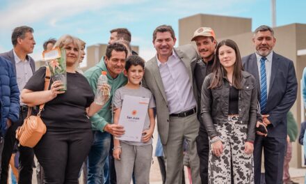 Orrego entregó 69 viviendas en Chimbas a familias que esperaron hasta 25 años