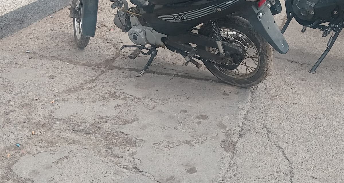 Lo interceptaron en Rawson con una moto robada, cuatro cascos y herramientas