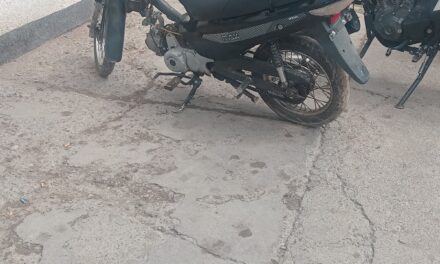 Lo interceptaron en Rawson con una moto robada, cuatro cascos y herramientas