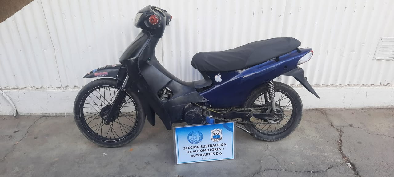 Circulaba en una moto sin patente por Pocito y descubrieron que tenía la numeración adulterada