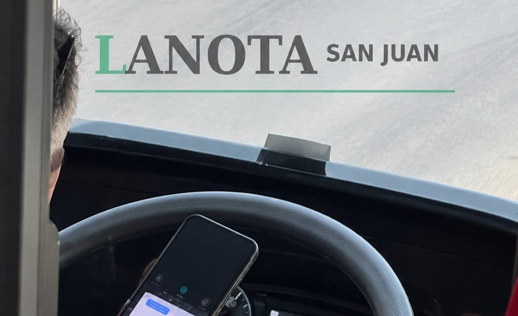 Denuncian que un chofer de El Triunfo manejaba con el celular y se iba a la banquina con el colectivo lleno ( video)