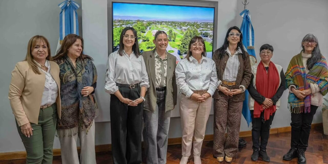 Chimbas firmó acuerdos con una universidad para capacitar al personal municipal