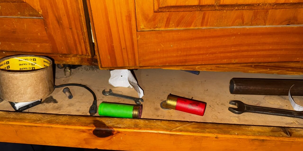 Un allanamiento por lesiones terminó con el secuestro de droga y un arma casera