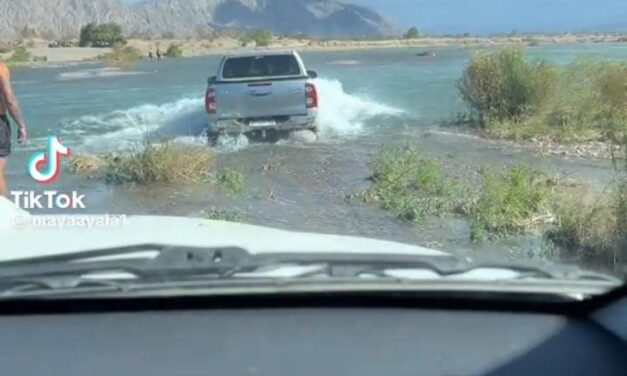 VIDEO: Una camioneta atravesó el río con fuerte caudal y desató una polémica en las redes