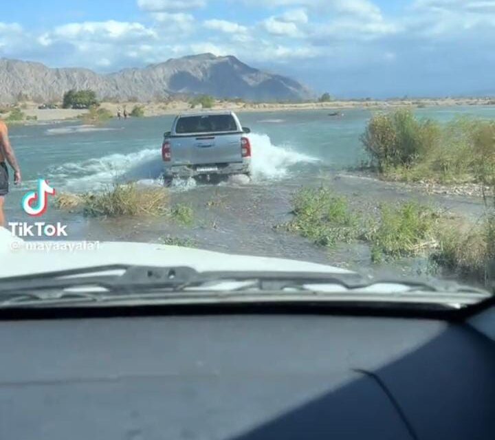 VIDEO: Una camioneta atravesó el río con fuerte caudal y desató una polémica en las redes