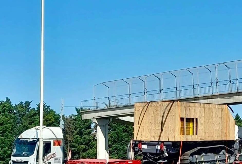Una maquinaria minera que viaja hacia San Juan chocó contra una pasarela durante su traslado