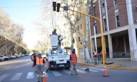 La Capital instalará un nuevo semáforo en Ignacio de la Roza y Catamarca: estaría listo en un mes