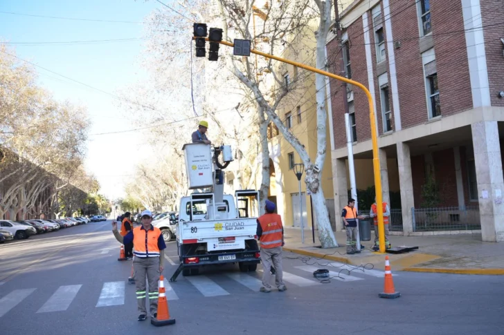 La Capital instalará un nuevo semáforo en Ignacio de la Roza y Catamarca: estaría listo en un mes