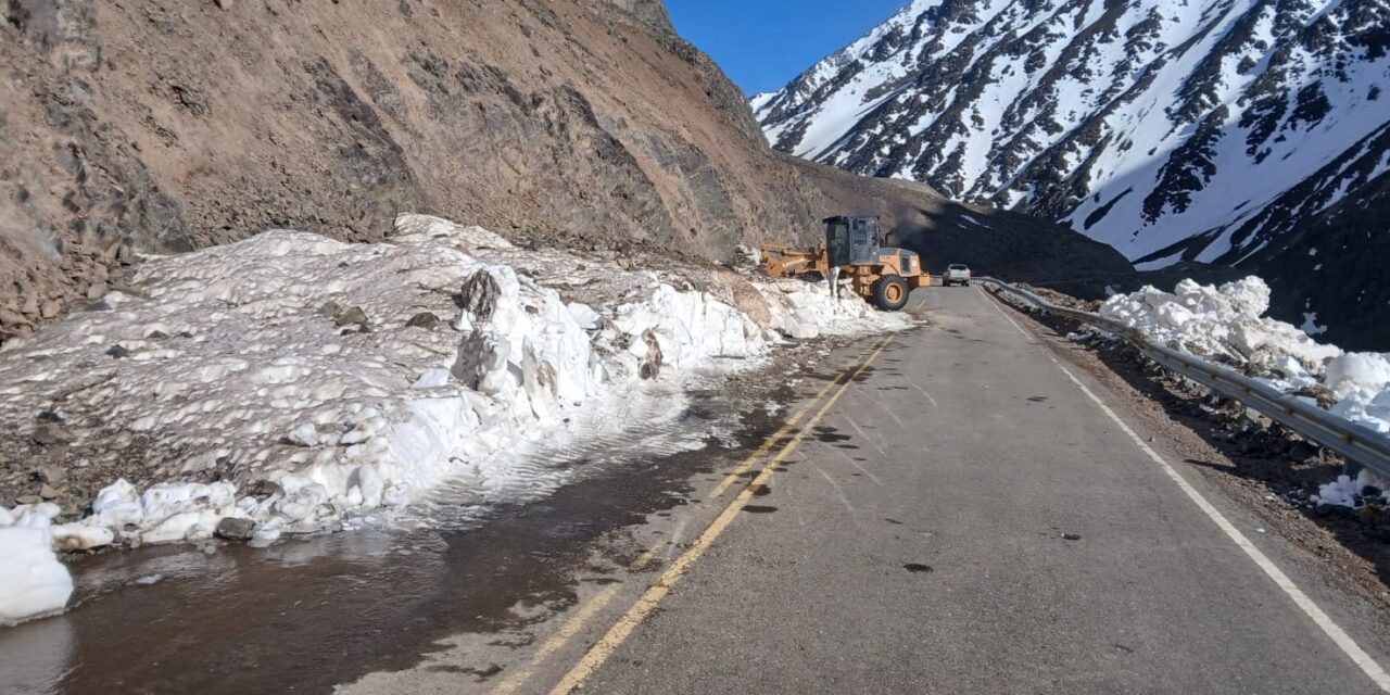 Una fuerte tormenta de nieve obligó a suspender los trabajos en Agua Negra