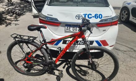 Entró a una casa, robó una bicicleta y lo atraparon cuando escapaba por Rawson