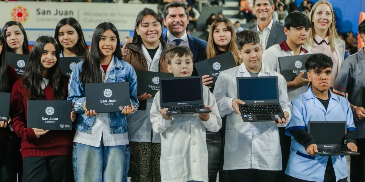 Orrego entregó nuevas computadoras y el programa ya alcanzó a casi 13 mil estudiantes